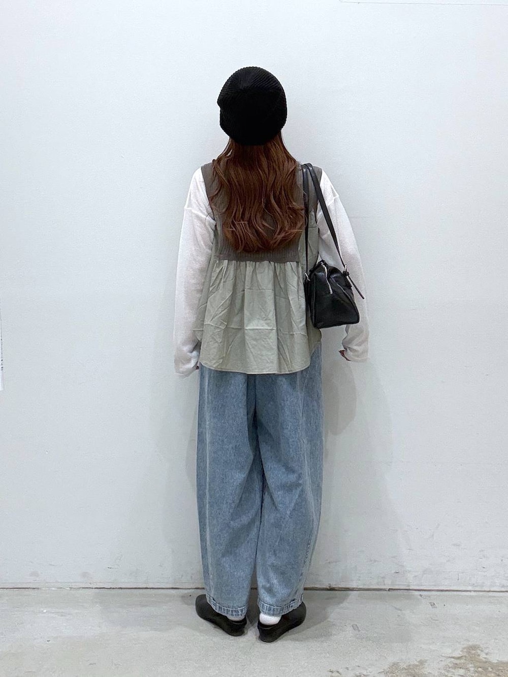 ブラック系のボストンバッグ、ホワイト系のTシャツ/カットソー、ブラック系のパンプスを着用したレディースの春コーディネートの3枚目の写真