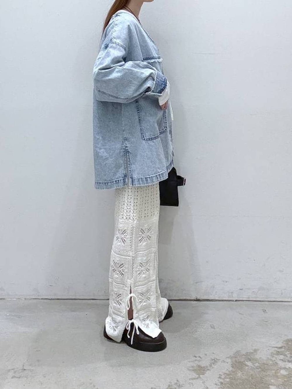 ブラウン系のサンダル、ブラック系のショルダーバッグ、ブルー系のシャツ/ブラウスを着用したレディースの冬コーディネートの2枚目の写真