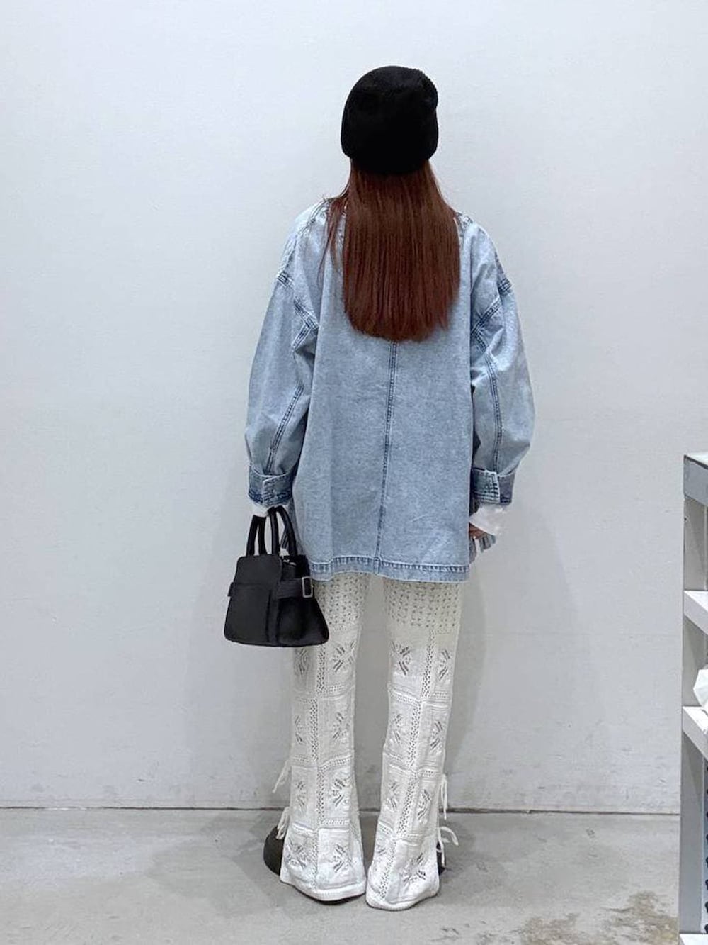 ブラウン系のサンダル、ブラック系のショルダーバッグ、ブルー系のシャツ/ブラウスを着用したレディースの冬コーディネートの3枚目の写真