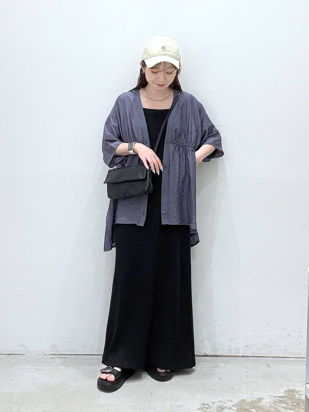 グレー系のカーディガン/ボレロ、ブラック系のサンダル、ブラック系のワンピースを着用したレディースの夏コーディネートの4枚目の写真
