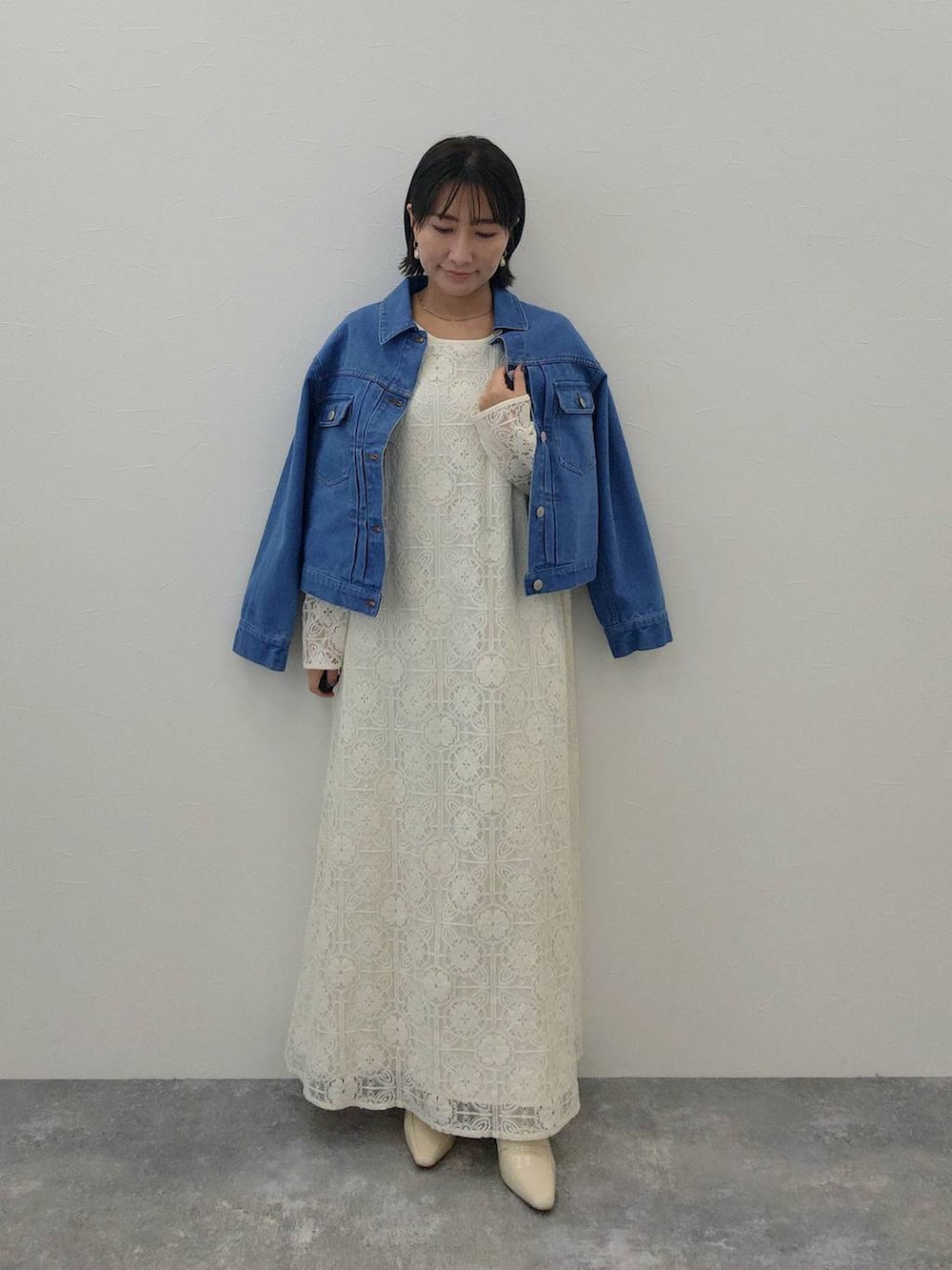 ベージュ系のローファー、ホワイト系のワンピースを着用したレディースの冬コーディネートの5枚目の写真