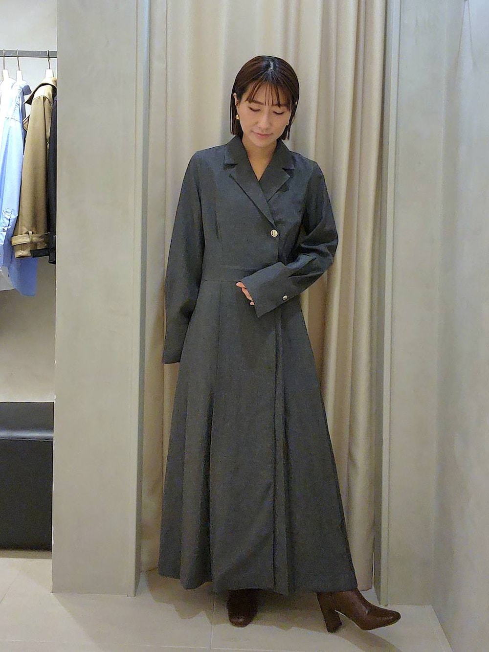 ブラウン系のブーツ、グレー系のワンピースを着用したレディースの秋コーディネートの3枚目の写真