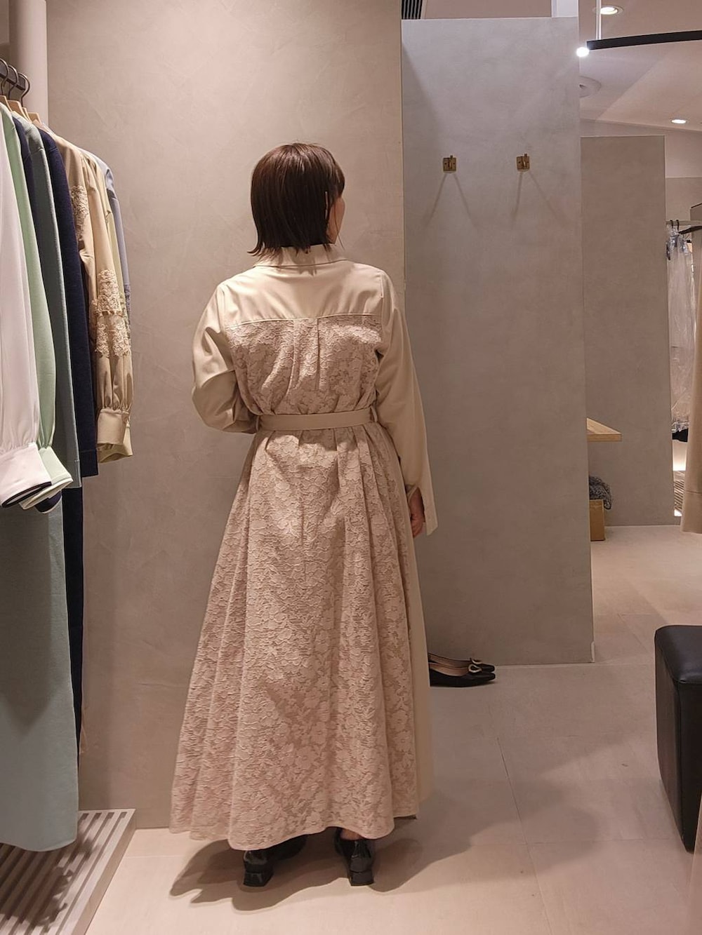 ベージュ系のシャツワンピース、ブルー系のバンダナ/スカーフを着用したレディースの冬コーディネートの4枚目の写真