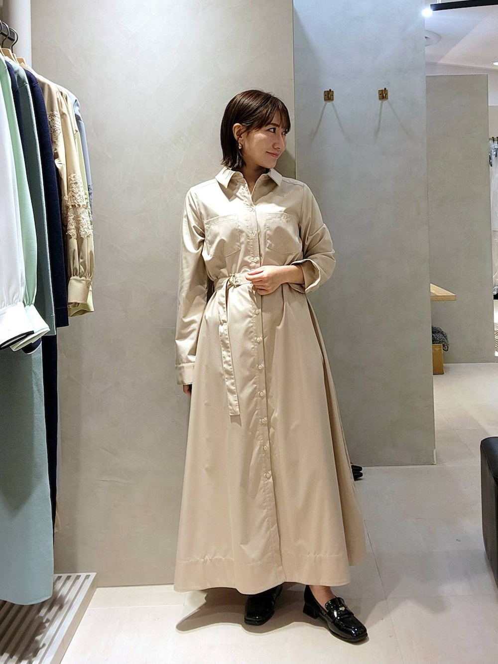 ベージュ系のシャツワンピース、ブルー系のバンダナ/スカーフを着用したレディースの冬コーディネートの2枚目の写真