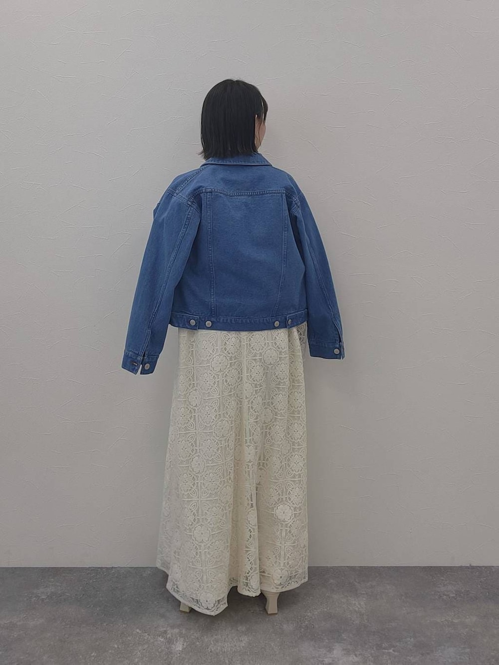 ベージュ系のローファー、ホワイト系のワンピースを着用したレディースの冬コーディネートの3枚目の写真