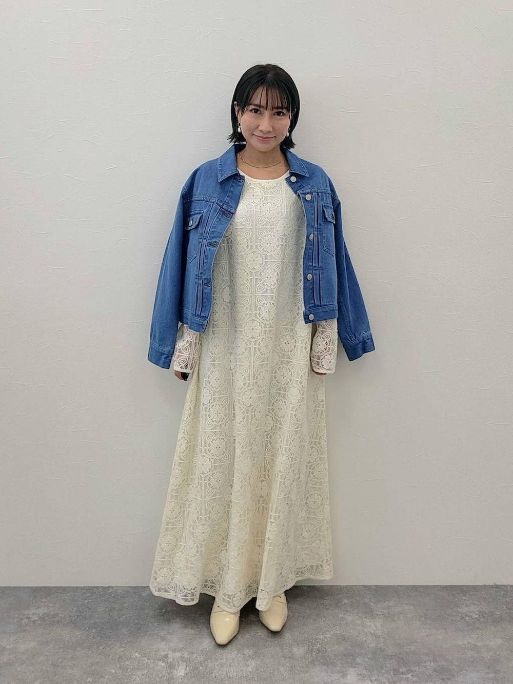 ベージュ系のローファー、ホワイト系のワンピースを着用したレディースの冬コーディネートの4枚目の写真