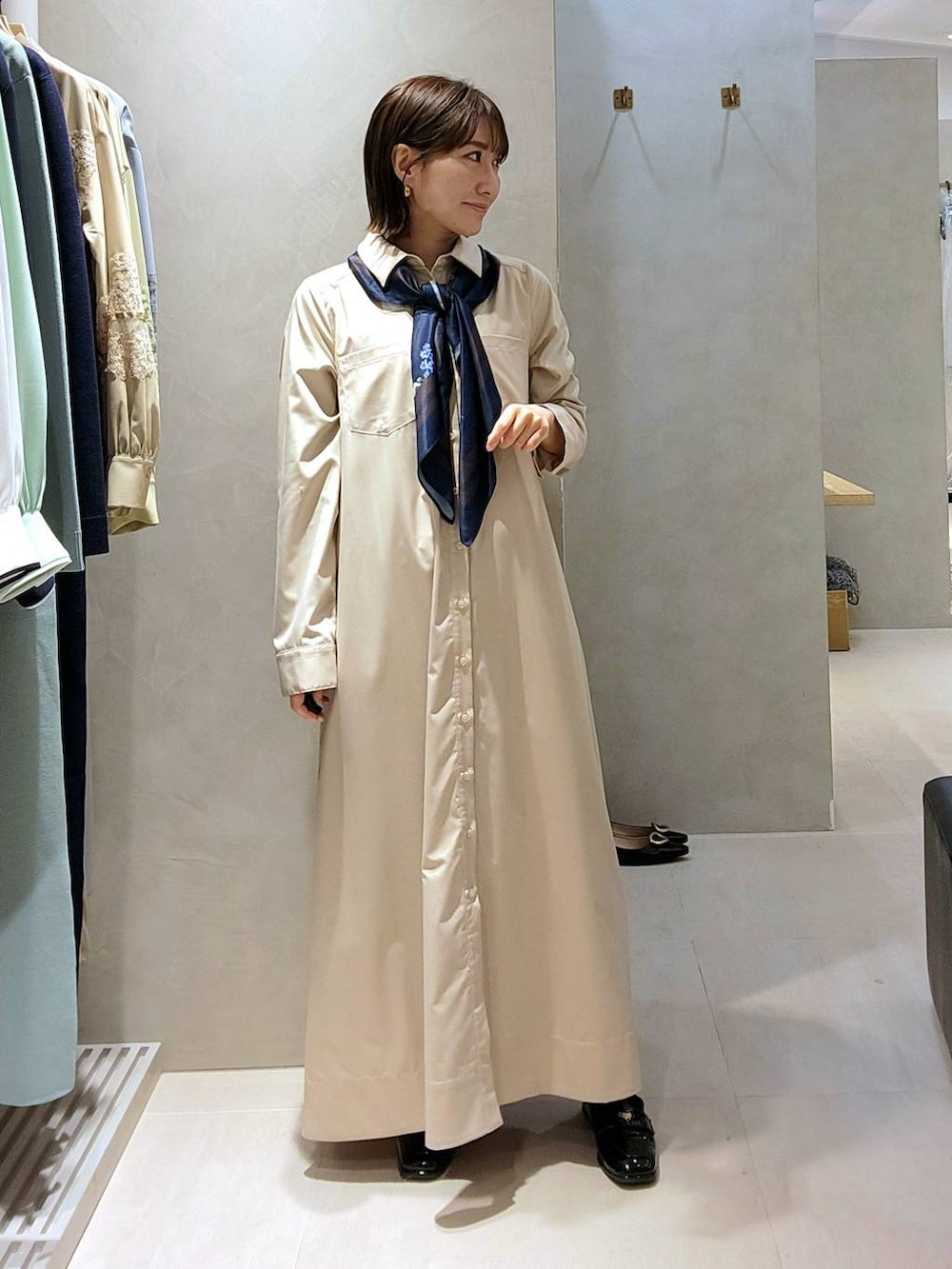 ベージュ系のシャツワンピース、ブルー系のバンダナ/スカーフを着用したレディースの冬コーディネートの5枚目の写真