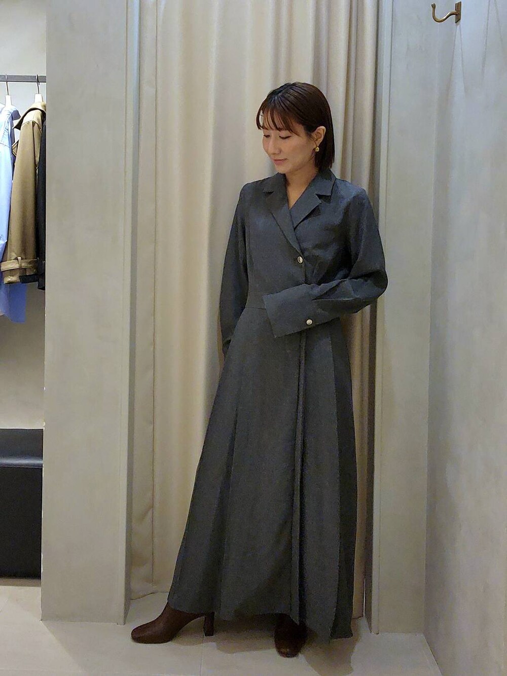 ブラウン系のブーツ、グレー系のワンピースを着用したレディースの秋コーディネートの2枚目の写真