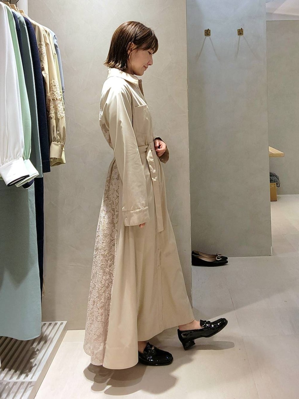 ベージュ系のシャツワンピース、ブルー系のバンダナ/スカーフを着用したレディースの冬コーディネートの3枚目の写真