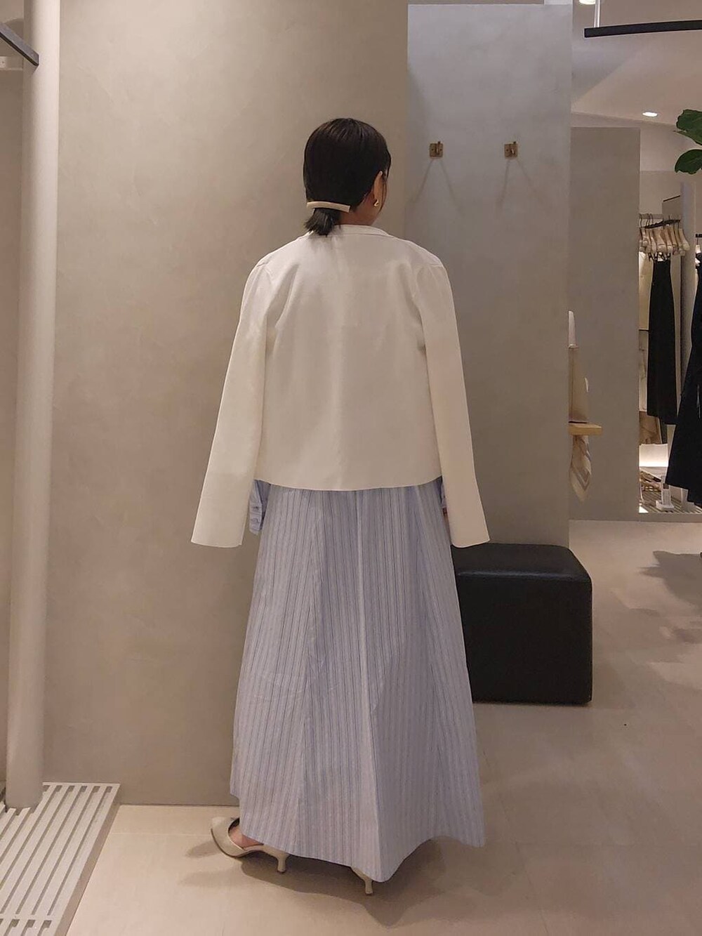 ホワイト系のパンプス、ホワイト系のニット/セーター、ブルー系のワンピースを着用したレディースの春コーディネートの5枚目の写真