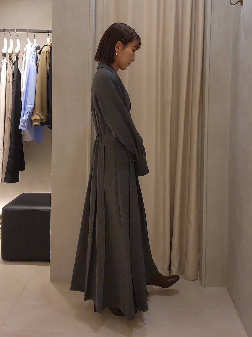 ブラウン系のブーツ、グレー系のワンピースを着用したレディースの秋コーディネートの4枚目の写真