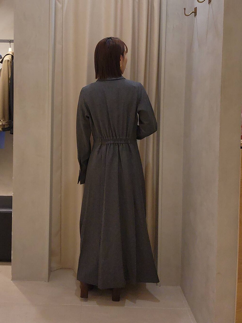 ブラウン系のブーツ、グレー系のワンピースを着用したレディースの秋コーディネートの5枚目の写真