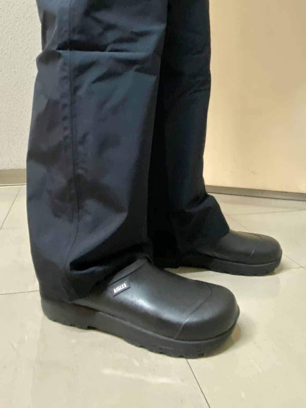 グリーン系のトートバッグを着用したメンズの冬コーディネートの6枚目の写真