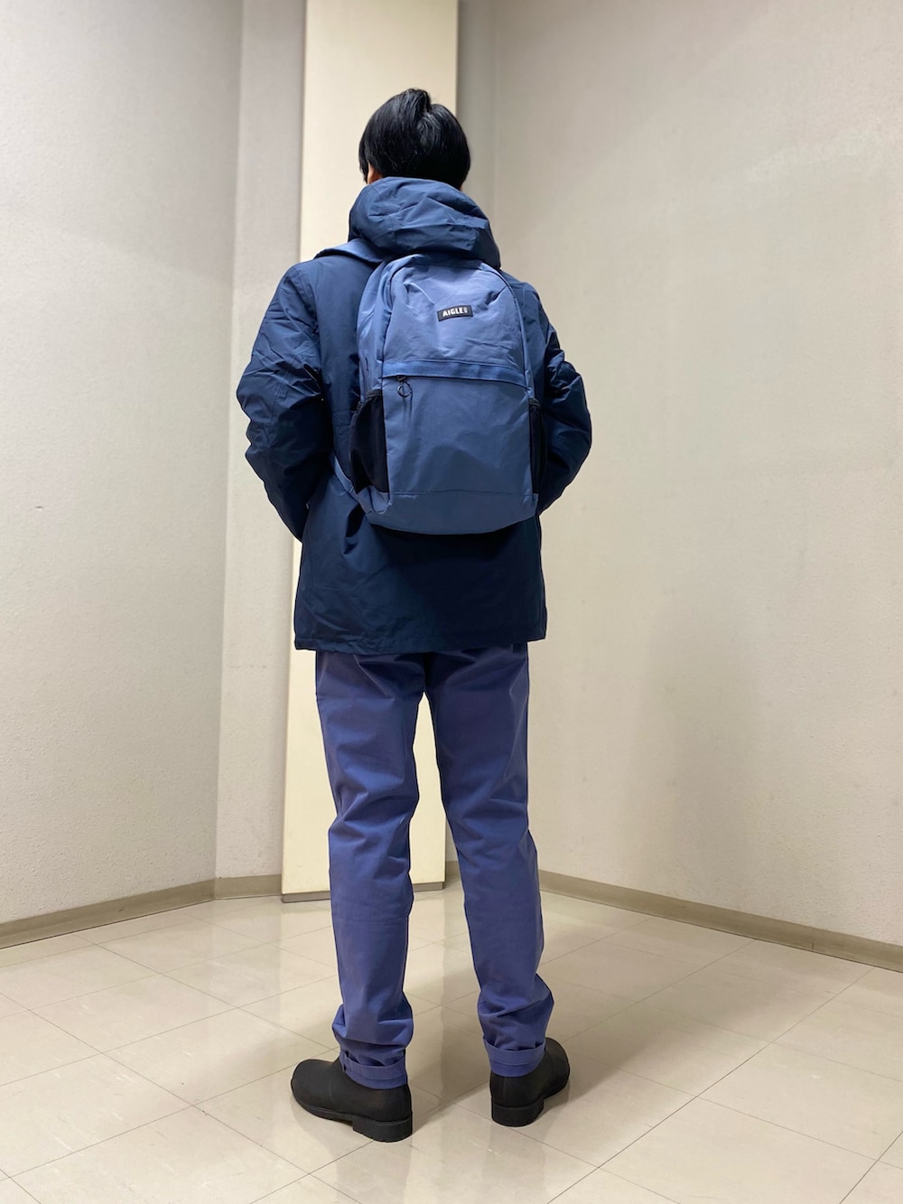 ブルー系のダウンジャケット/コートを着用したメンズの冬コーディネートの3枚目の写真