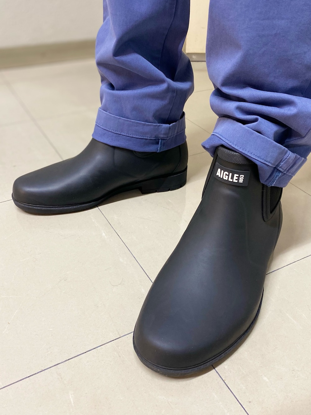 ブルー系のダウンジャケット/コートを着用したメンズの冬コーディネートの4枚目の写真