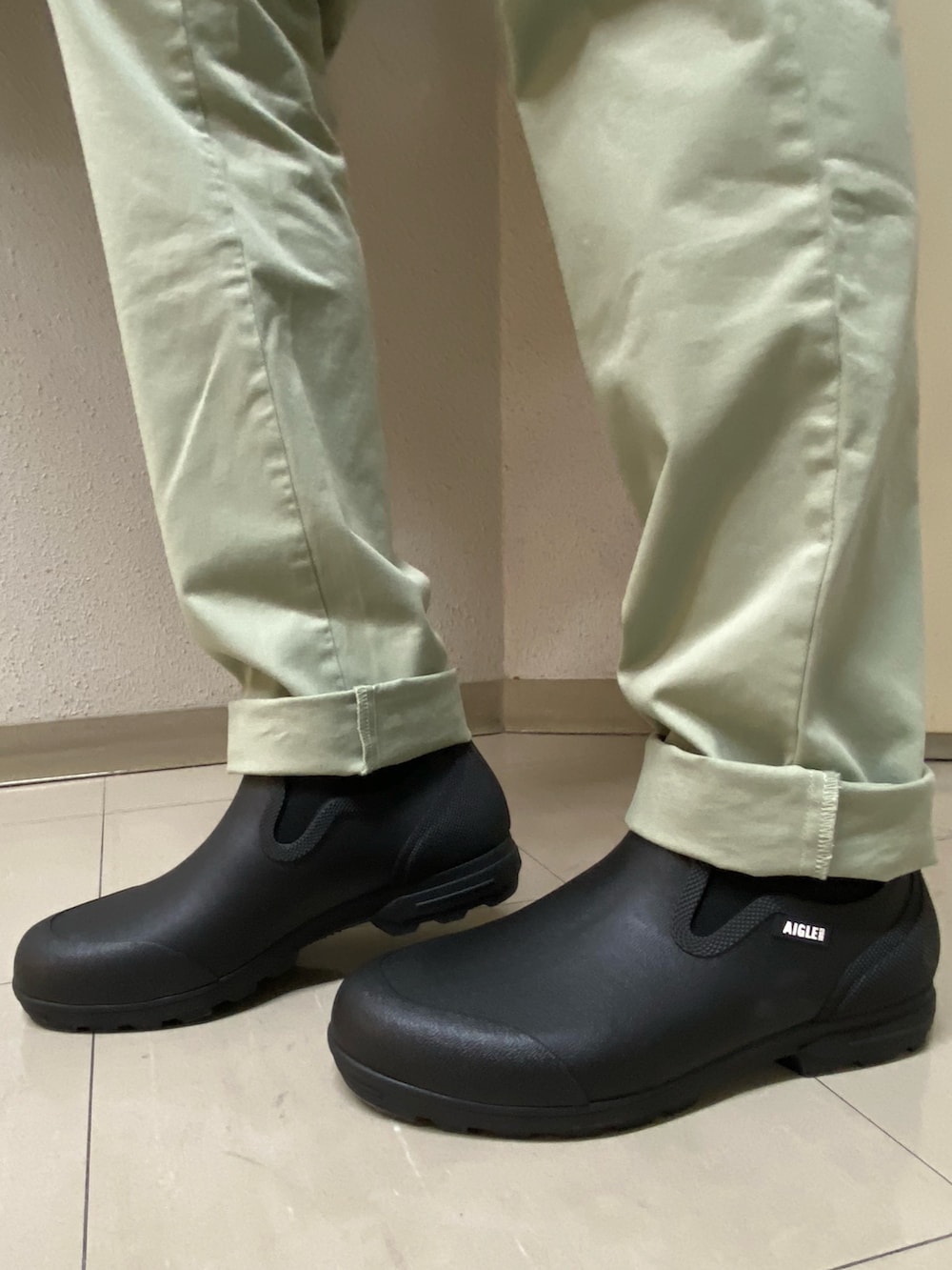 グリーン系のチノパンツ、ホワイト系のその他アウター、グレー系のその他アウターを着用したメンズの春コーディネートの5枚目の写真