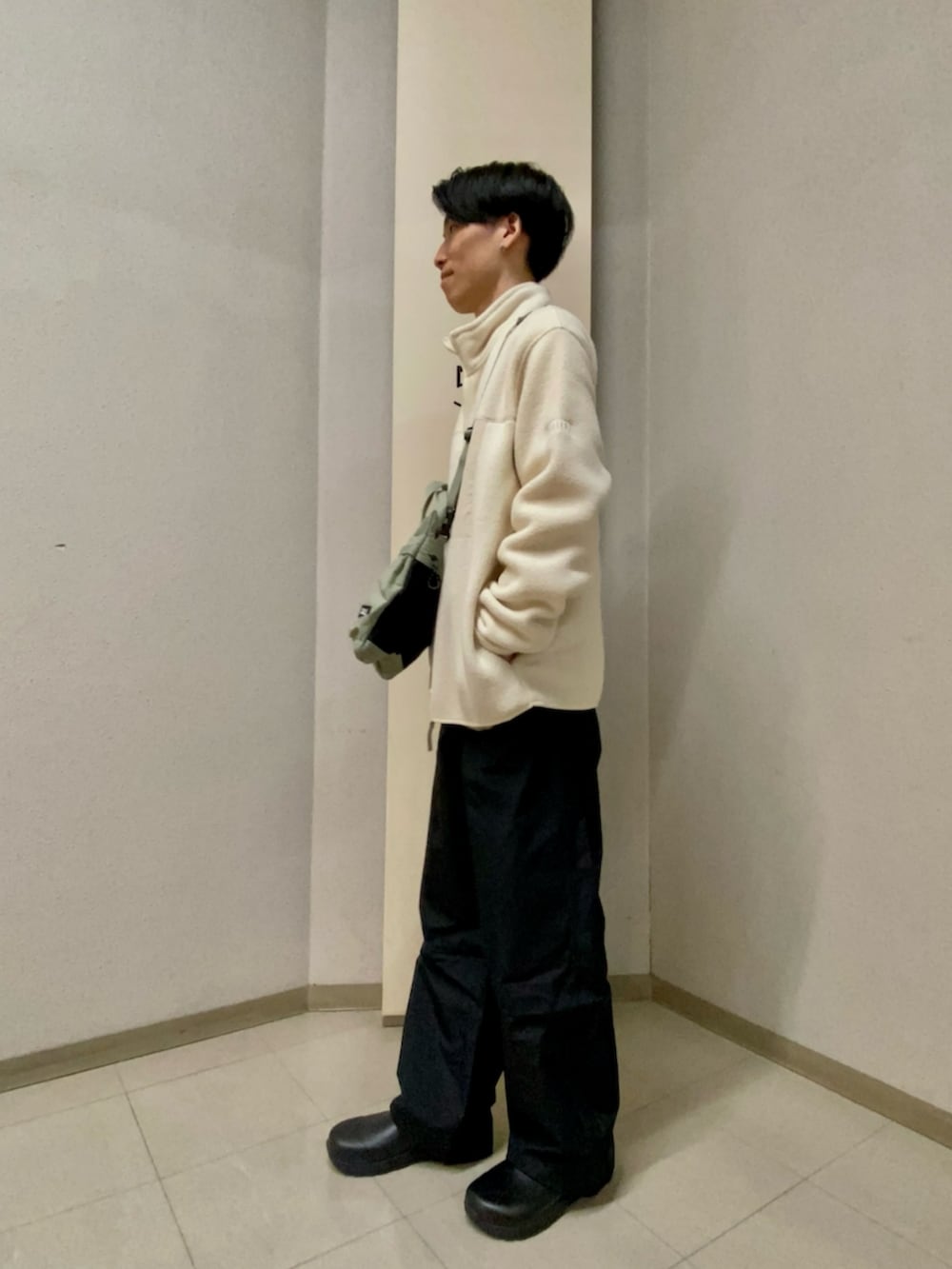 グリーン系のトートバッグを着用したメンズの冬コーディネートの2枚目の写真