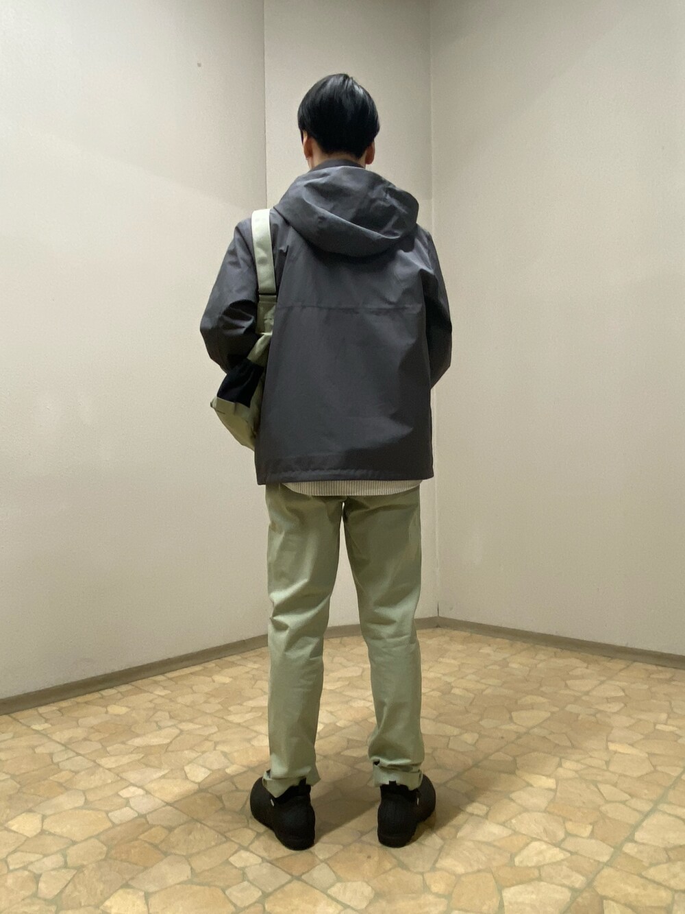 グリーン系のチノパンツ、ホワイト系のその他アウター、グレー系のその他アウターを着用したメンズの春コーディネートの3枚目の写真