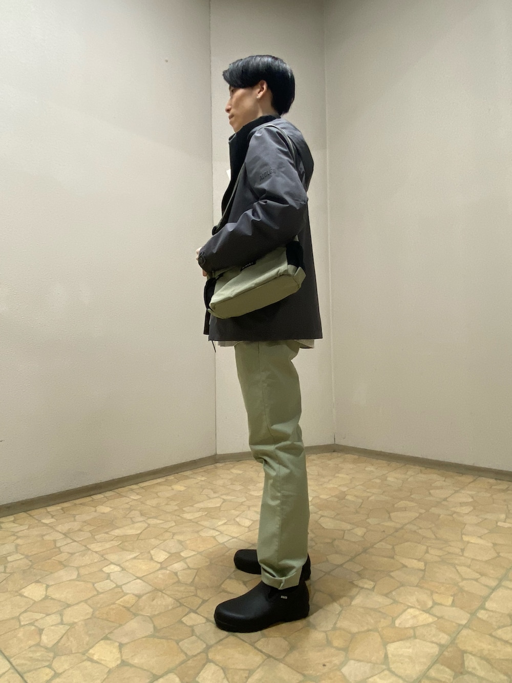 グリーン系のチノパンツ、ホワイト系のその他アウター、グレー系のその他アウターを着用したメンズの春コーディネートの2枚目の写真