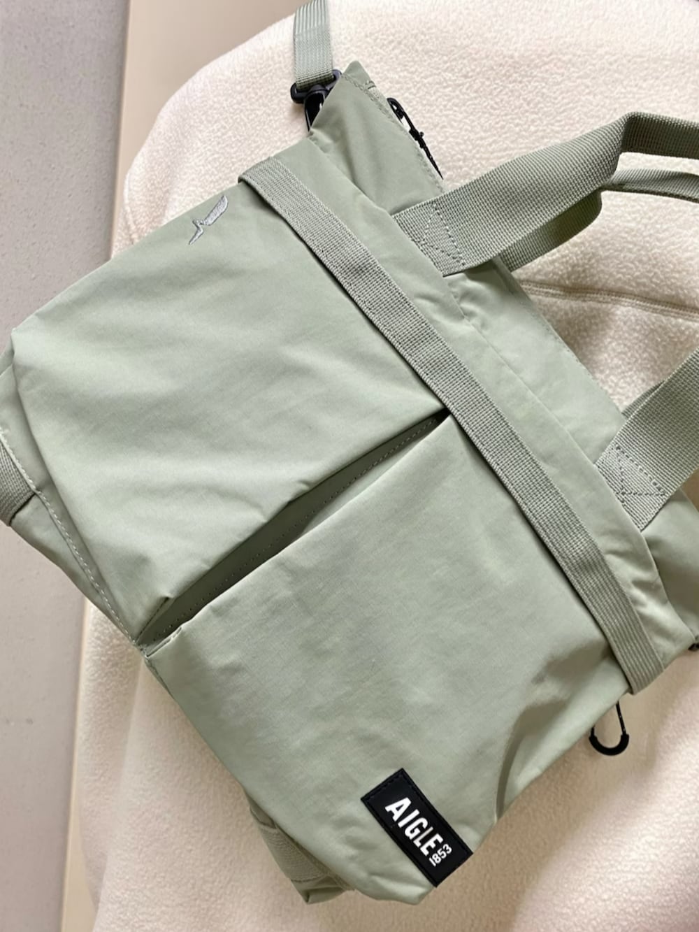 グリーン系のトートバッグを着用したメンズの冬コーディネートの5枚目の写真