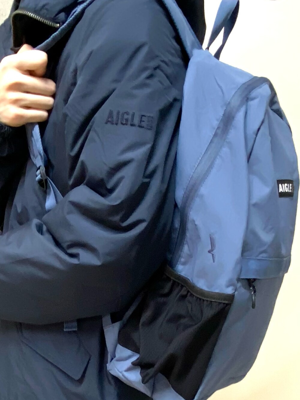 ブルー系のダウンジャケット/コートを着用したメンズの冬コーディネートの5枚目の写真