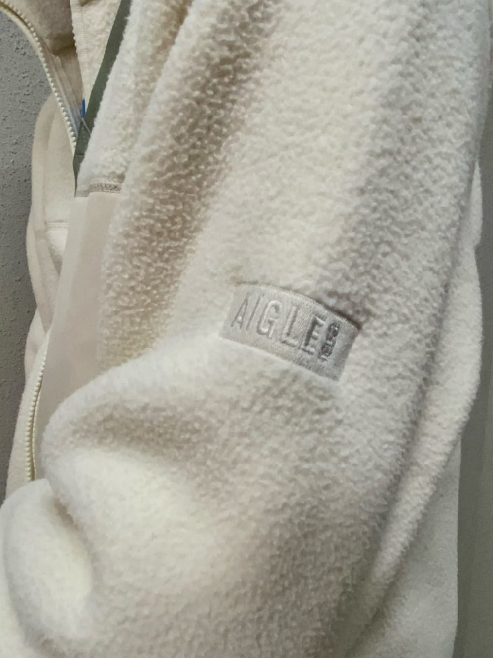 グリーン系のトートバッグを着用したメンズの冬コーディネートの4枚目の写真