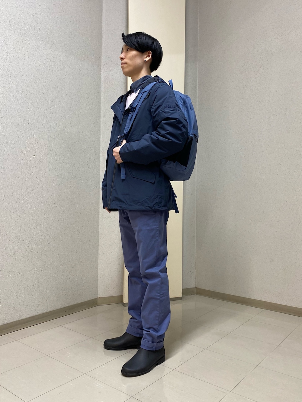 ブルー系のダウンジャケット/コートを着用したメンズの冬コーディネートの2枚目の写真