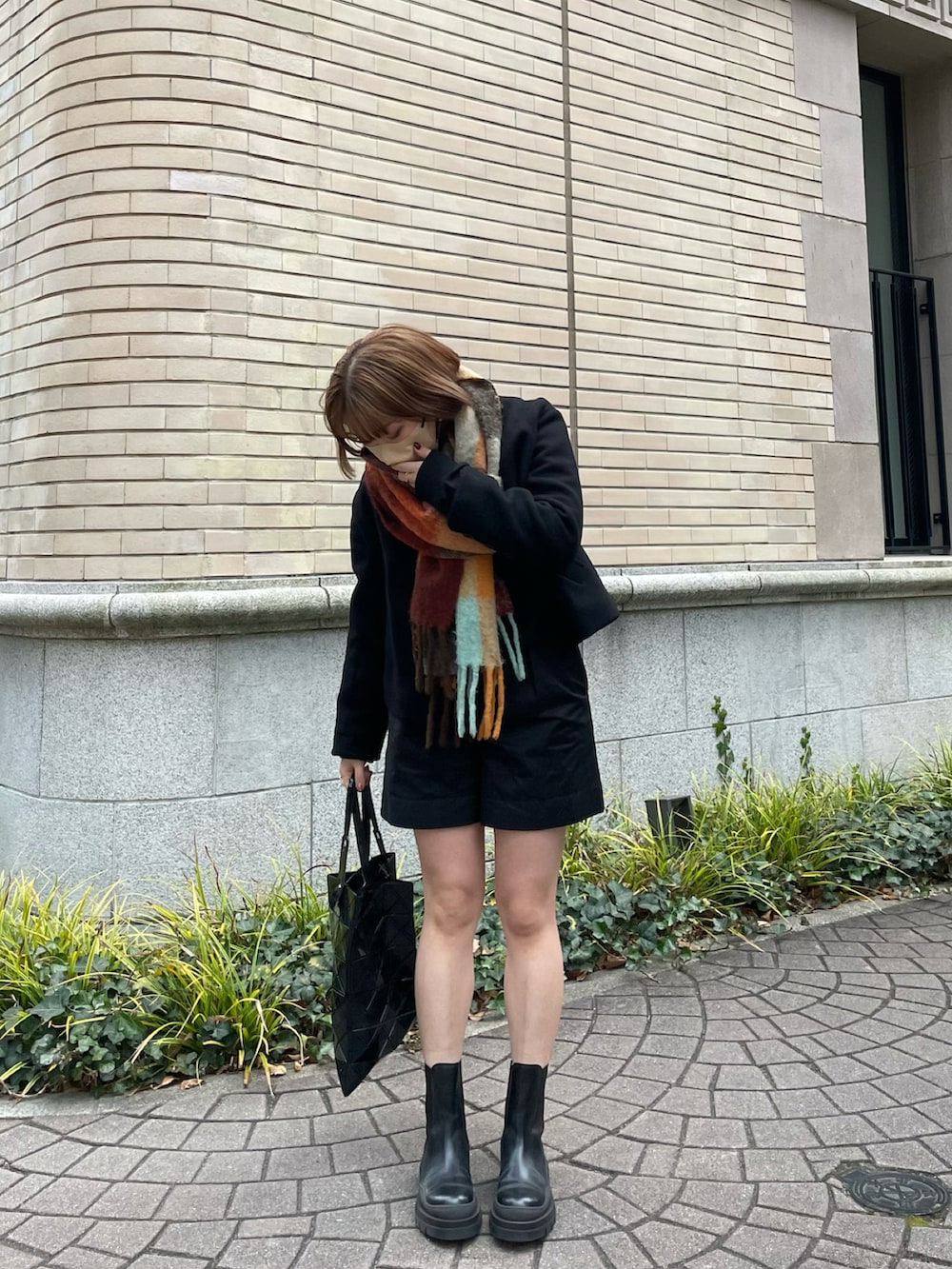 ブラック系のトートバッグ、ブラック系のその他パンツ、ブラック系のブーツを着用したレディースの冬コーディネートの3枚目の写真