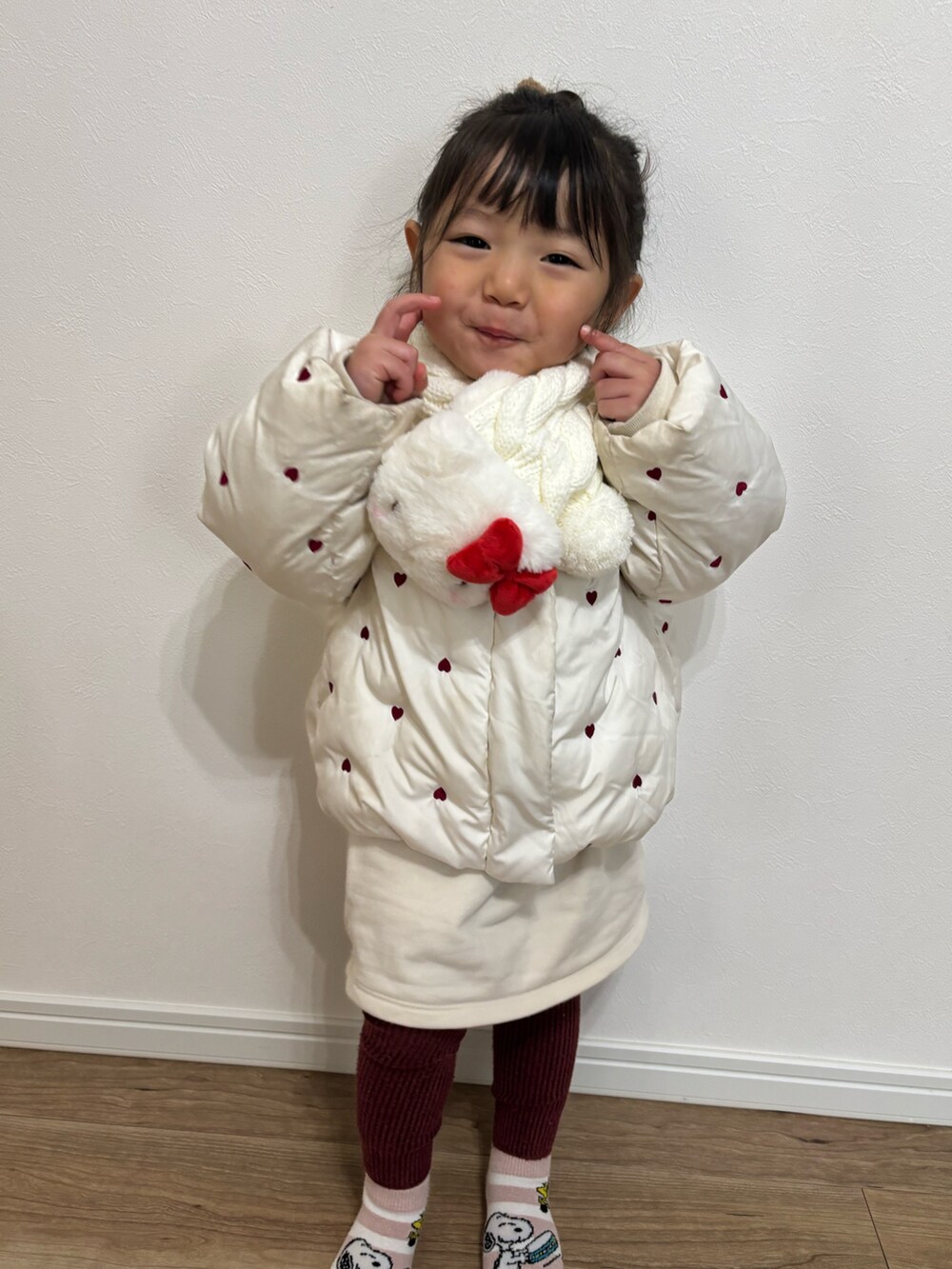ホワイト系のブルゾン、ホワイト系のマフラーを着用したキッズの冬コーディネートの2枚目の写真