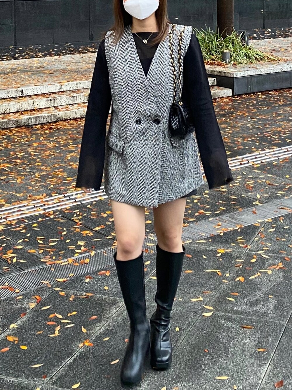 ブラック系のその他パンツ、ブラック系のニット/セーター、ブラック系のバッグを着用したレディースの秋コーディネートの3枚目の写真