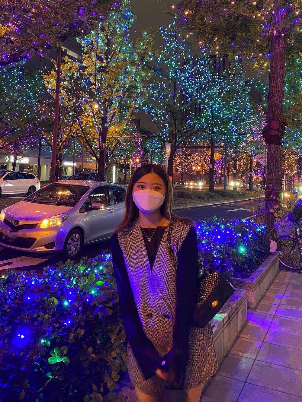 ブラック系のその他パンツ、ブラック系のニット/セーター、ブラック系のバッグを着用したレディースの秋コーディネートの2枚目の写真