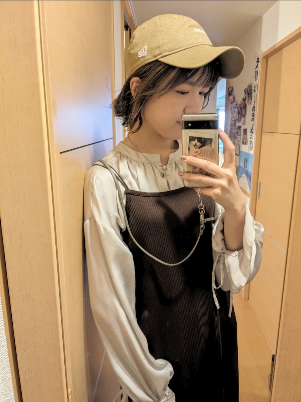 ブラウン系のワンピース、ホワイト系のシャツ/ブラウス、ベージュ系のキャップを着用したレディースの夏コーディネートの2枚目の写真