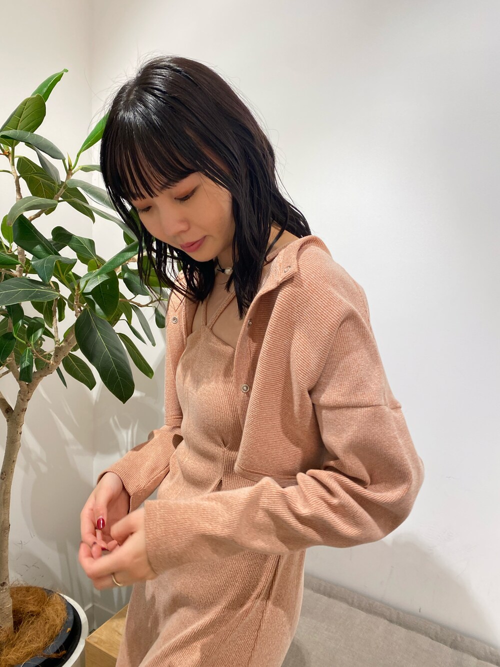 オレンジ系のワンピースを着用したレディースの春コーディネートの2枚目の写真