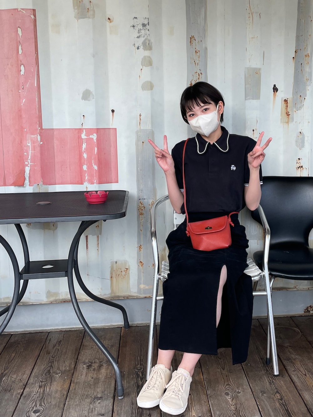 「ブラックコーデ、さしいろ赤、差し色コーデ、ポロシャツ、ポロシャツコーデ、ビーグルカラーシャツ、初秋コーデ、お出かけコーデ、おしゃれさんと繋がりたい、ラフ、カジュアルコーデ」｜「Chicoのアイテム（スカート、ブラック系）」を使った、kannaさん（レディース・165cm）の秋コーディネートの2枚目の写真