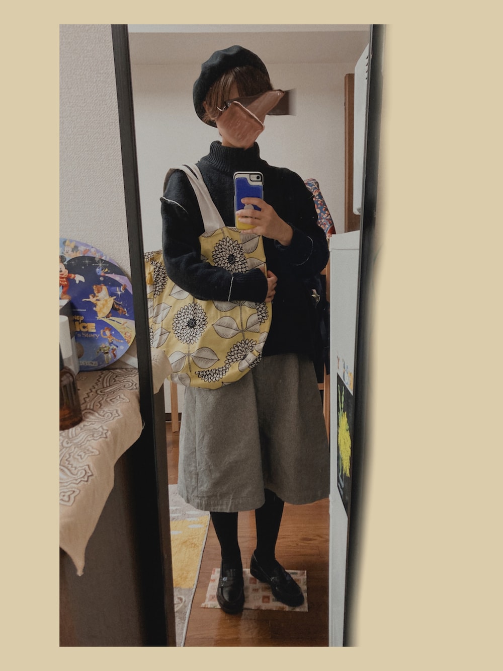 ブラック系のニット/セーター、ブラック系のスカート、ブラック系のローファーを着用したレディースの冬コーディネートの2枚目の写真