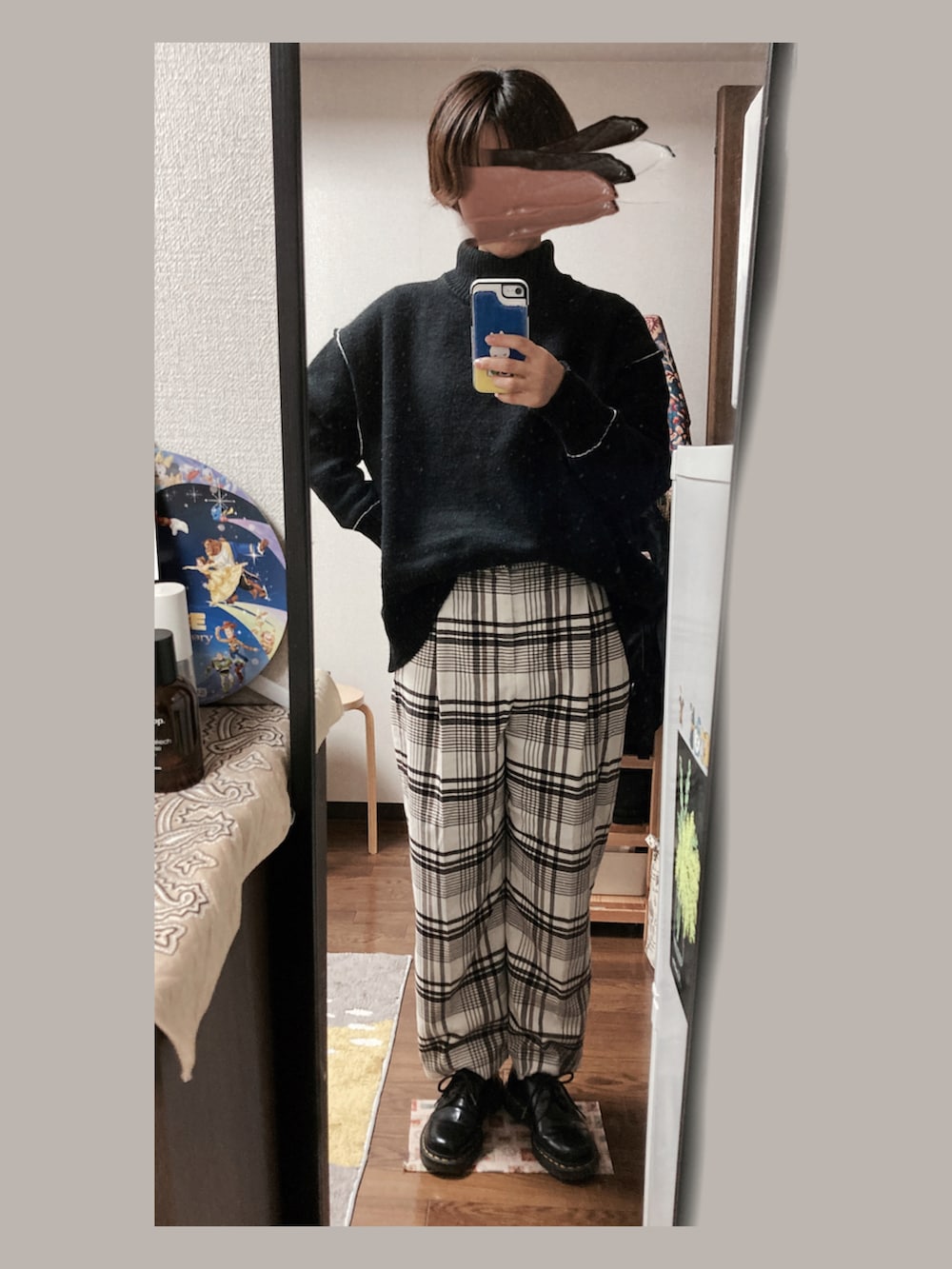 ホワイト系のパンツ、ブラック系のシューズ、ブラック系のニット/セーターを着用したレディースの冬コーディネートの2枚目の写真