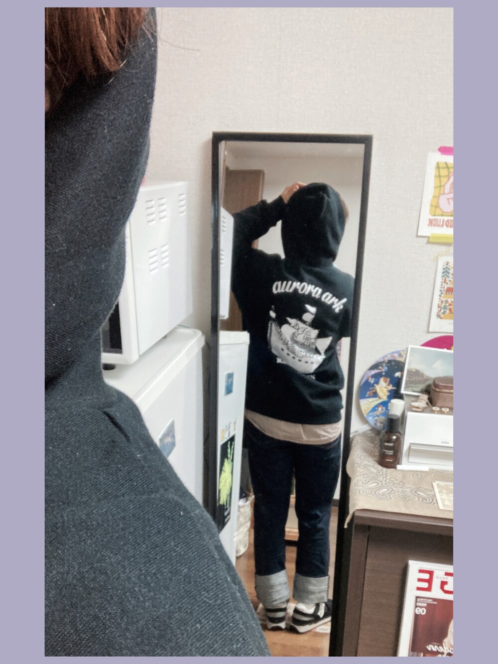 ベージュ系のシャツ/ブラウス、ブルー系のデニムパンツ、ブラック系のスニーカーを着用したレディースの冬コーディネートの2枚目の写真