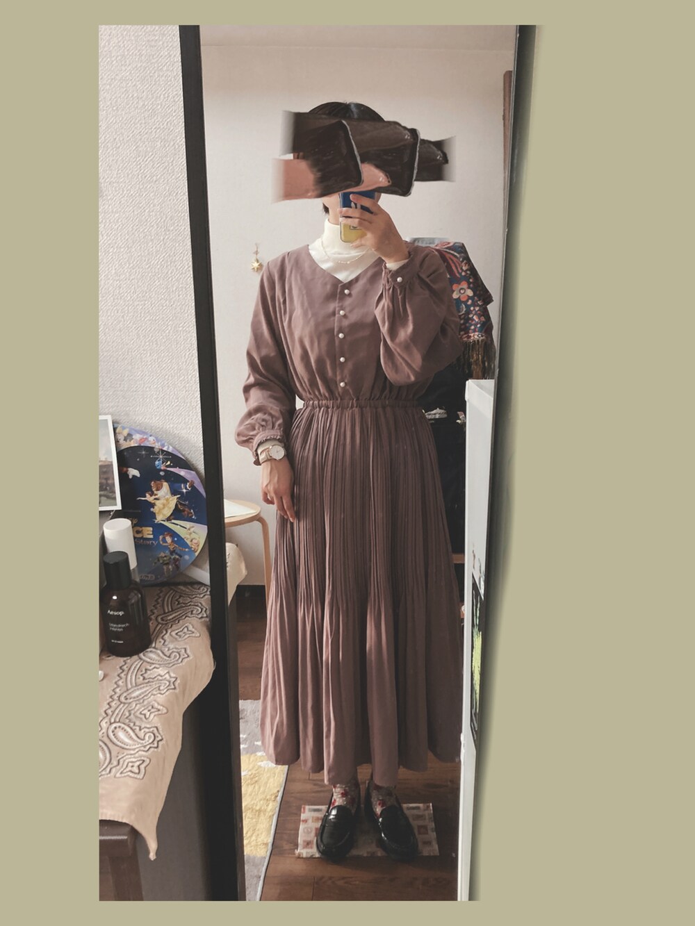 ベージュ系のジャケット/アウター、ブラウン系のワンピース、ホワイト系のニット/セーターを着用したレディースの冬コーディネートの2枚目の写真