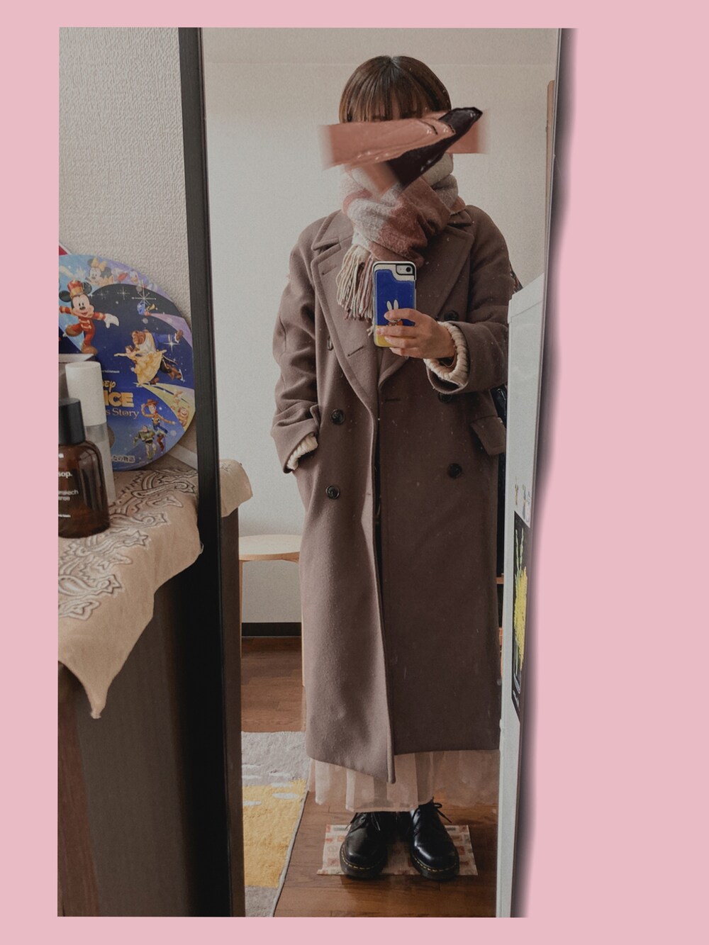 ブラック系のシューズ、ピンク系のスカート、グレー系のショルダーバッグを着用したレディースの冬コーディネートの2枚目の写真