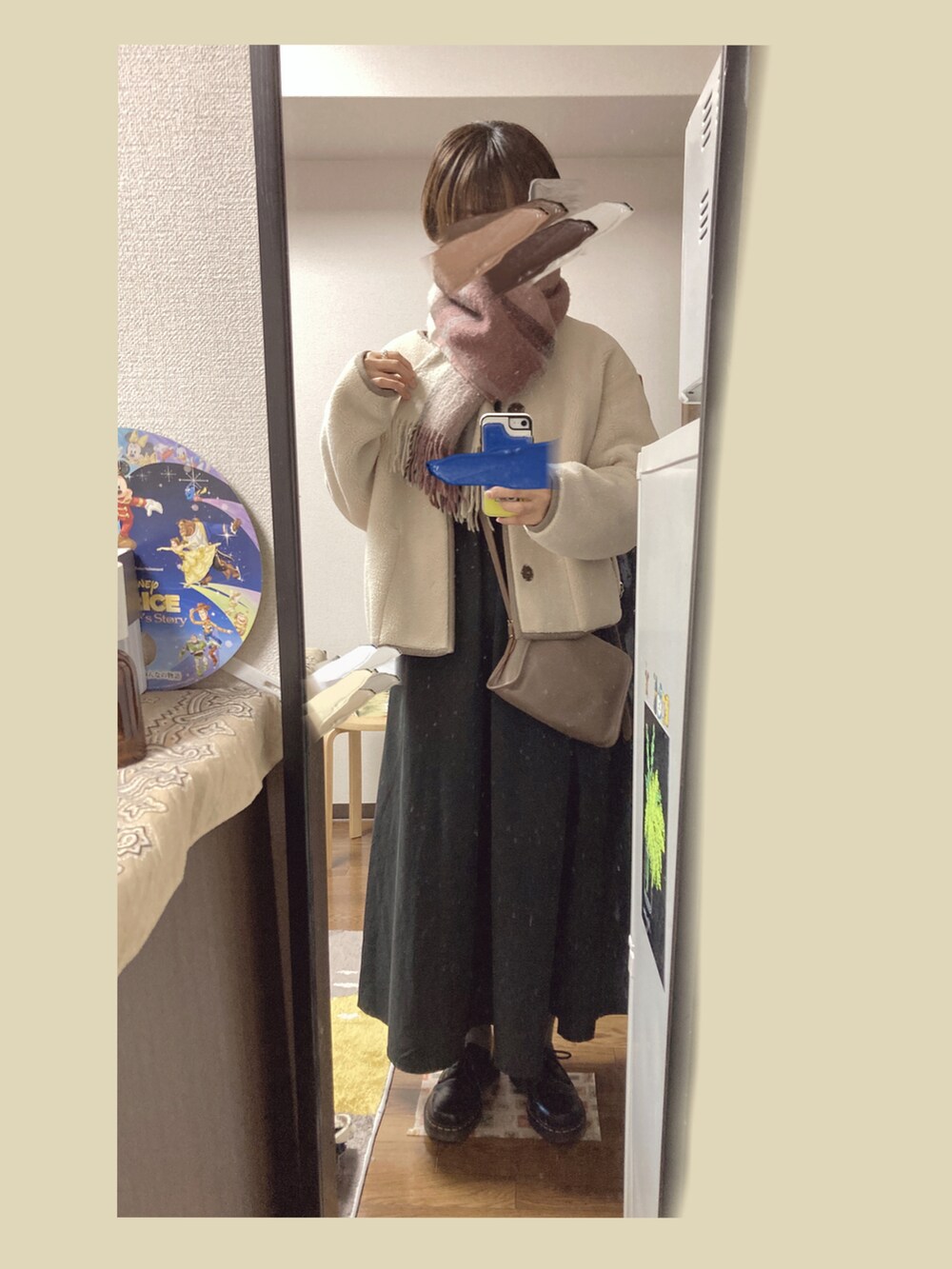 ブラック系のワンピース、ベージュ系のジャケット/アウター、グレー系のショルダーバッグを着用したレディースの冬コーディネートの2枚目の写真