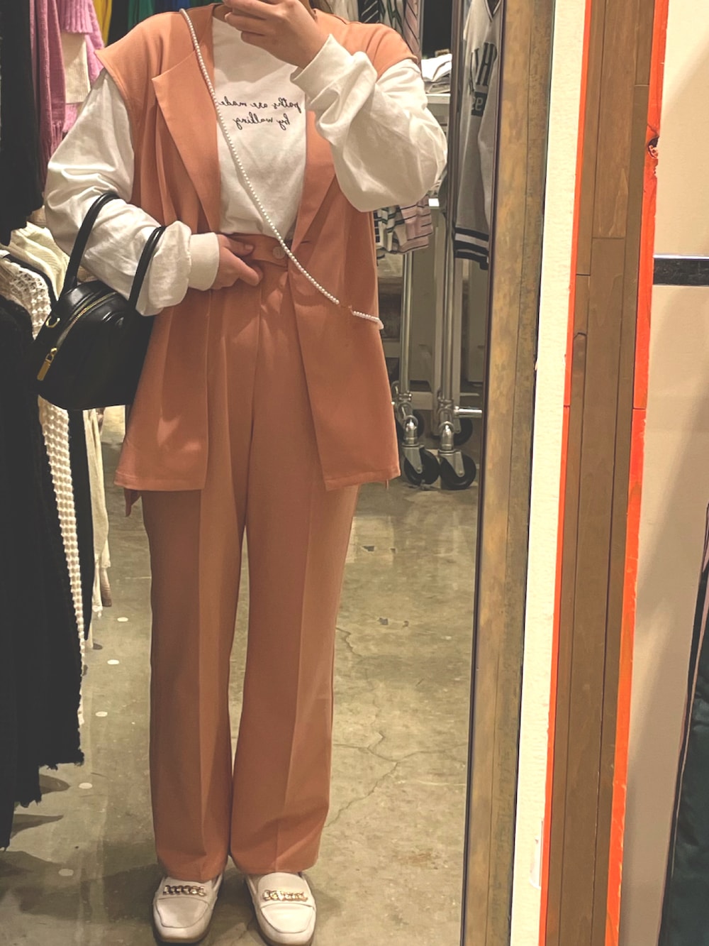 「w closetのガーリーロゴロンTee_（Tシャツ/カットソー、ホワイト系）」を使った、cocoさん（レディース・157cm）の春コーディネートの2枚目の写真