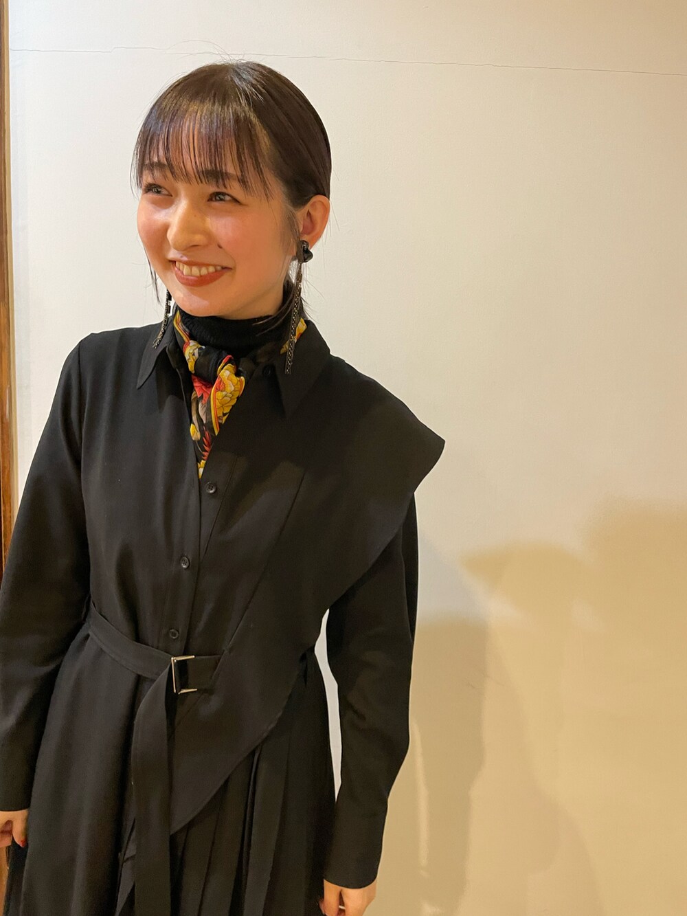 ブラック系のワンピースを着用したレディースの冬コーディネートの2枚目の写真