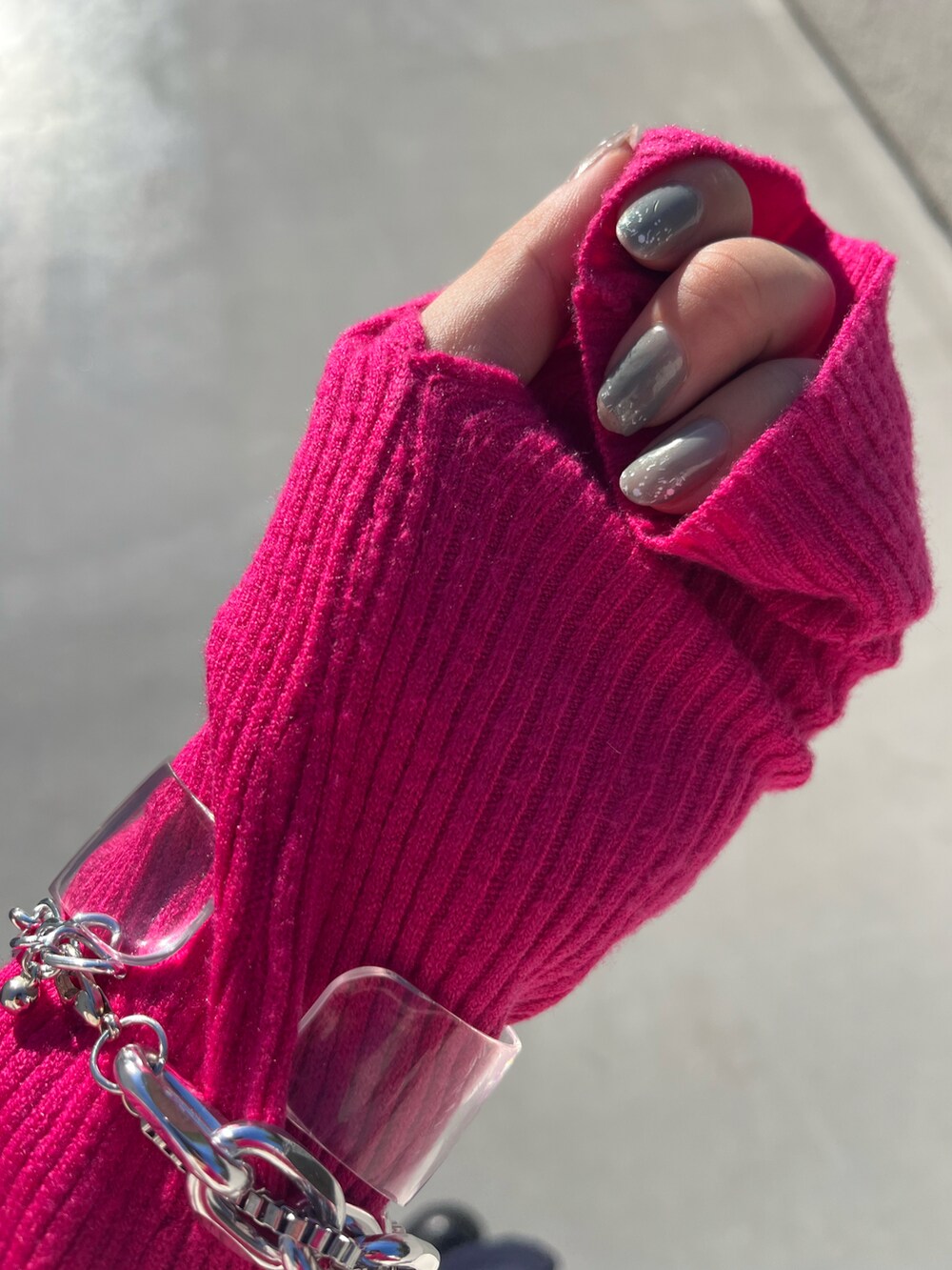 ピンク系のニット/セーター、グレー系のブルゾン、その他のアナログ腕時計を着用したレディースの冬コーディネートの3枚目の写真