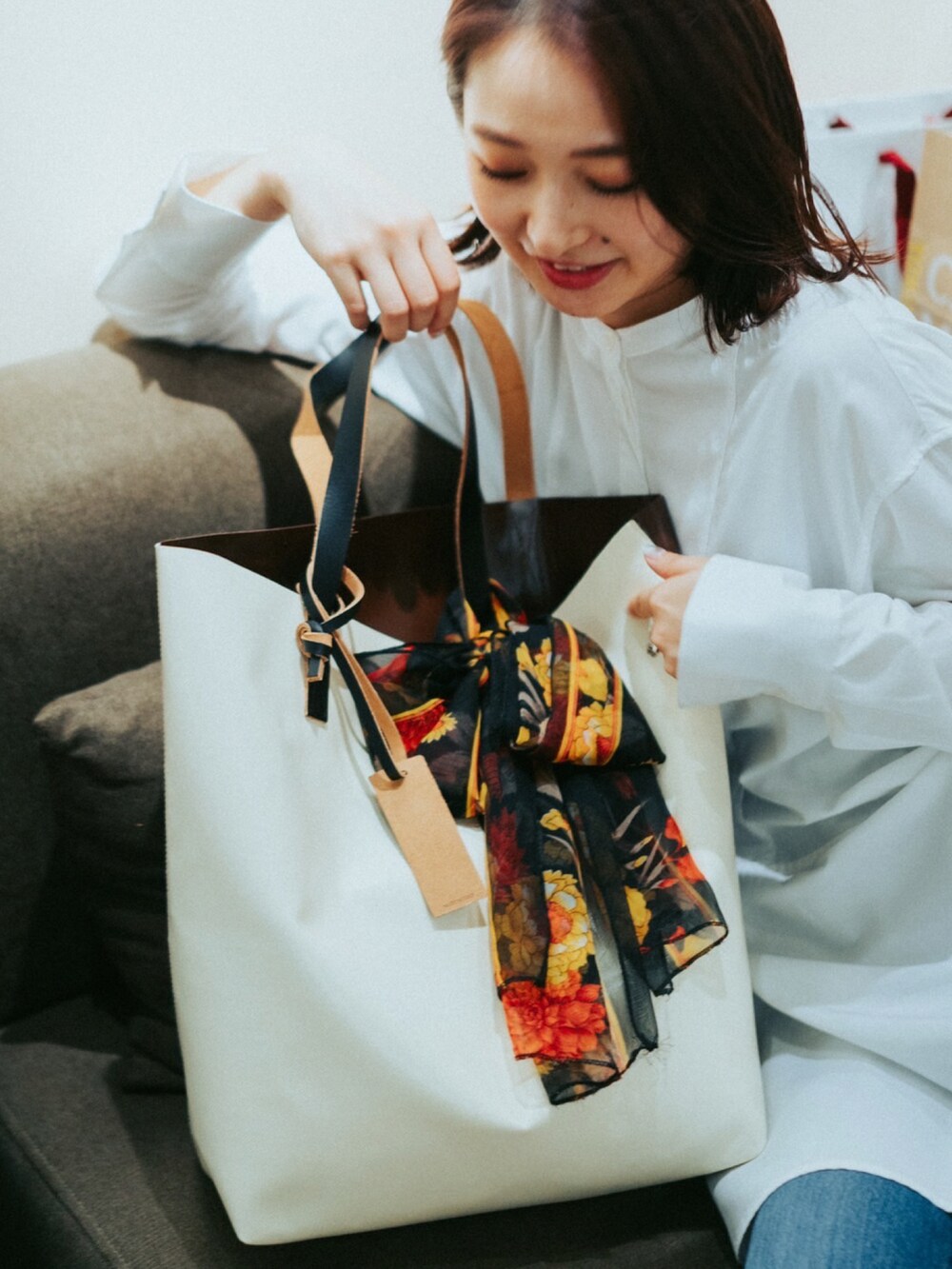 ベージュ系のトートバッグを着用したレディースの冬コーディネートの2枚目の写真