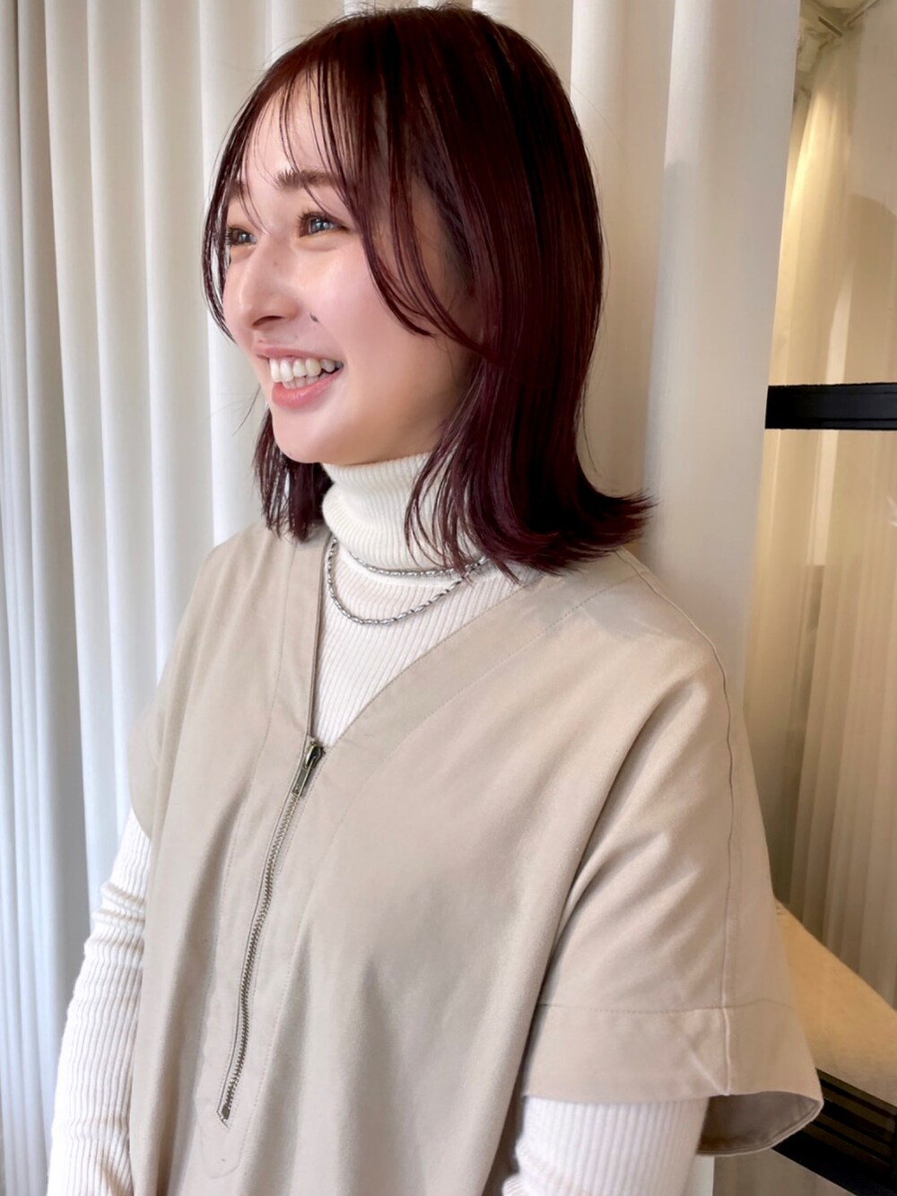 ホワイト系のニット/セーターを着用したレディースの冬コーディネートの2枚目の写真