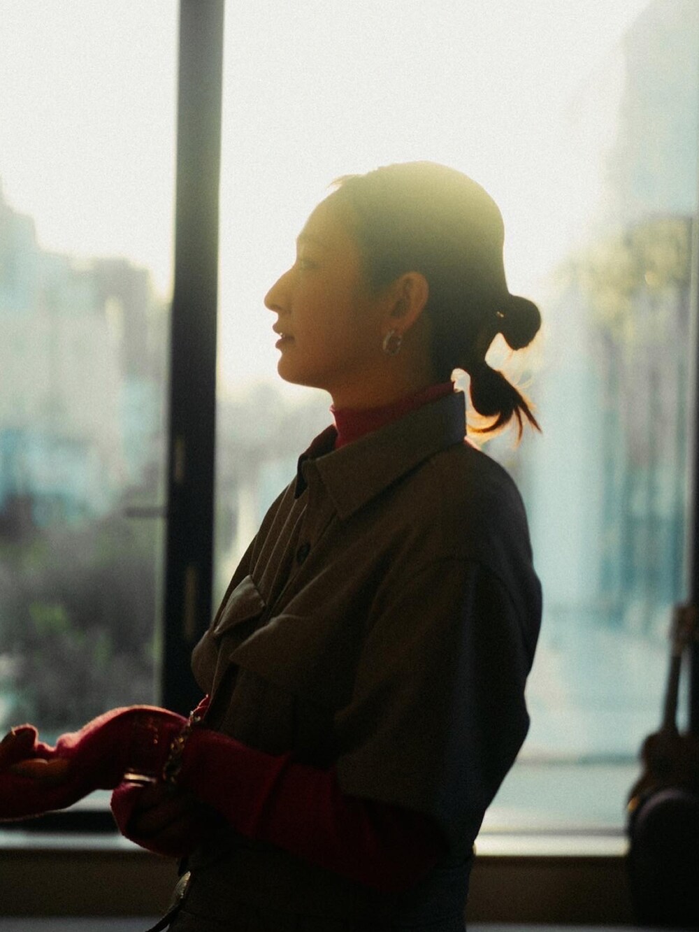 ピンク系のニット/セーター、グレー系のブルゾン、その他のアナログ腕時計を着用したレディースの冬コーディネートの2枚目の写真