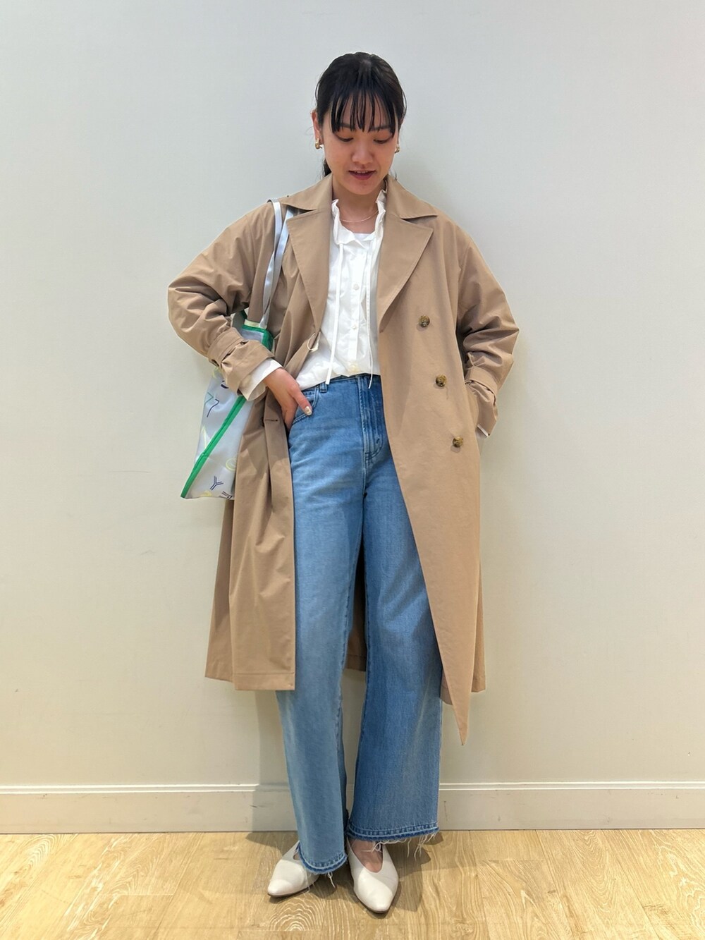 「NOLLEY'S、トレンチコート、春コーデ、きれいめカジュアル、デニム、デニムコーデ、大人カジュアル、大人かわいい、高身長女子、高身長コーデ」｜「NOLLEY’Sの衿フリルシャツ（シャツ/ブラウス、ホワイト系）」を使った、fukudaさん（レディース・170cm）の春コーディネートの3枚目の写真