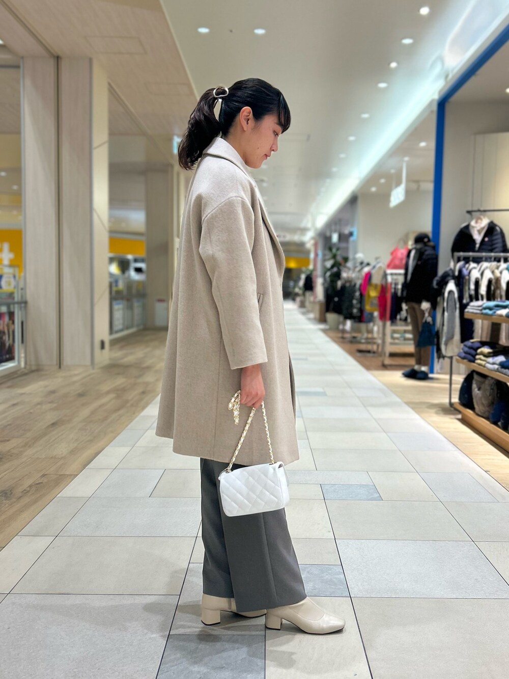 「NOLLEY'S、ピンク、パール、ベージュコーデ、大人可愛い、グレーコーデ、キレイめ、お出かけコーデ、高身長女子、高身長コーデ、キルティングバッグ」｜「NOLLEY’S Sophiの衿端パール片畦プルオーバーニット（ニット/セーター、ピンク系）」を使った、fukudaさん（レディース・170cm）の冬コーディネートの4枚目の写真