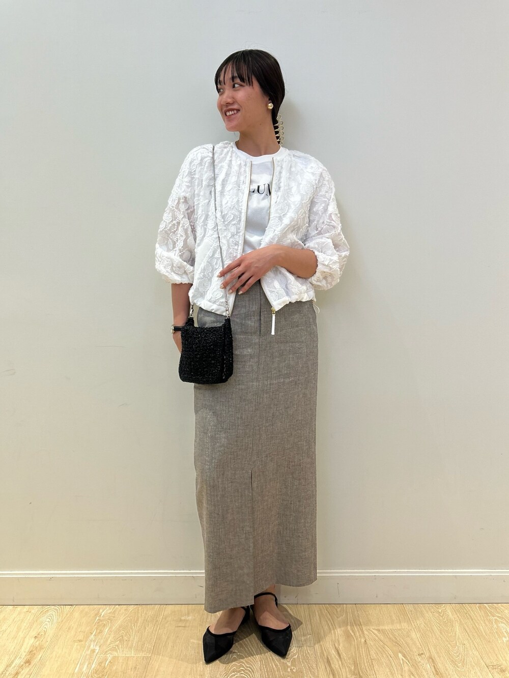 「NOLLEY'S、リネン、ジャガード、シアー、ブルゾン、大人かわいい、きれいめカジュアル、夏コーデ、高身長、高身長女子、高身長コーデ」|「NOLLEY’S Sophiの《セットアップ対応》ラメリネンタイトスカート(スカート、グレー系)」を使った、fukudaさん(レディース・170cm)の春コーディネートの3枚目の写真