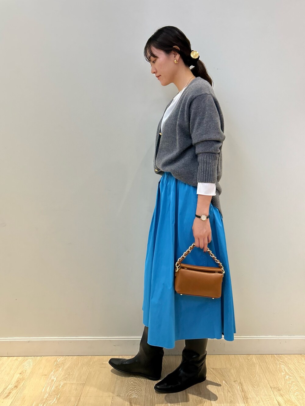 「NOLLEY'S、カーディガン、ゆるニット、サテン、タフタスカート、大人かわいい、ニット、冬コーデ、秋コーデ、高身長女子、高身長コーデ」|「NOLLEY’Sのチェーンハンドルボックスバッグ【made in Italy】(ショルダーバッグ、イエロー系)」を使った、fukudaさん(レディース・170cm)の秋コーディネートの5枚目の写真